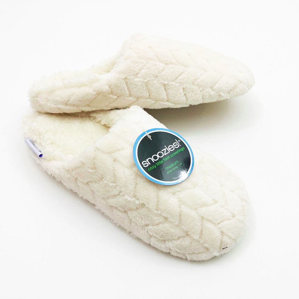 NWT Snoozies Women's Chevron Pattern Scuff Slippers Medium 7/8 Ivory